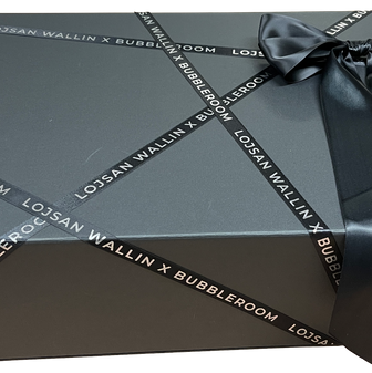 Lojsan Wallin X Bubbleroom - Magnetbox svart med logo satinband och ro